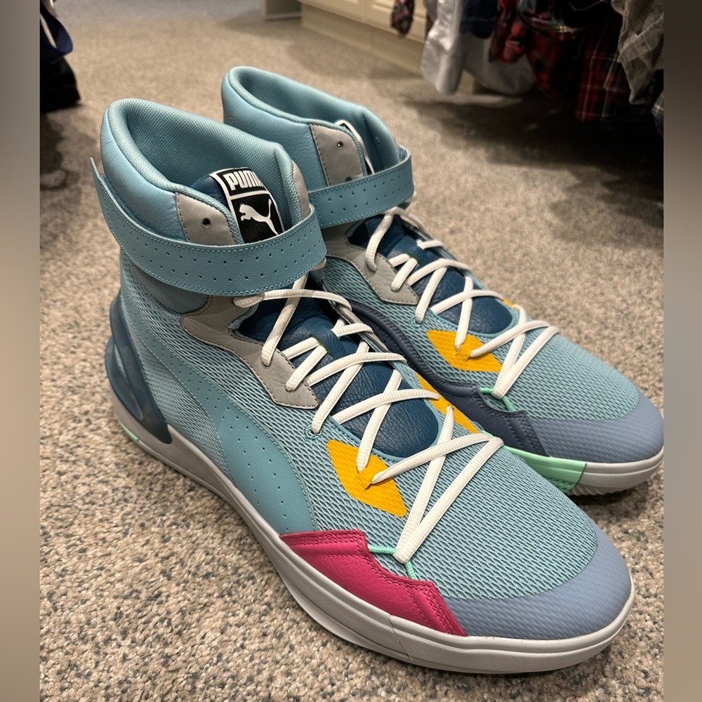 DeAndre Ayton basketball shoes - size 18 US